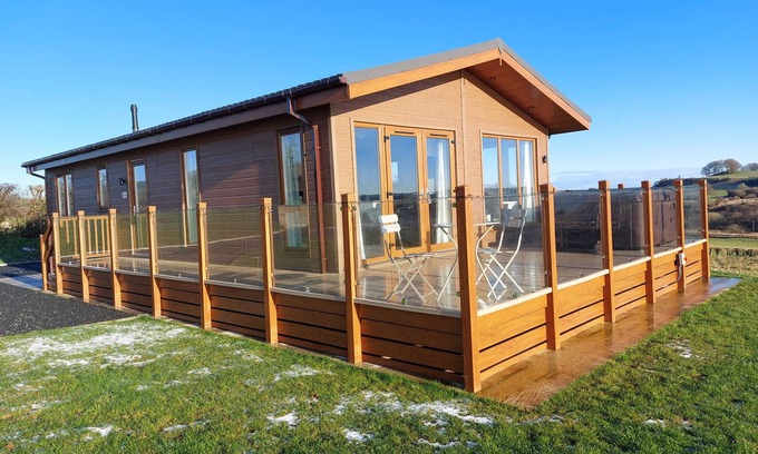Lochwinnoch Cabina | 2 Bedroom Sleeps 4 Lodge-Smart Tv-Hot tub-Dogs Ok