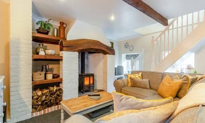 Roch Cabaña | 2 bedroom sleeps 5 dog-friendly coastal cottage. 5 Star comfort, character and location.