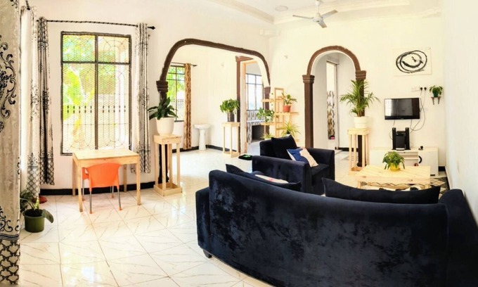 Dar es Salaam Apartamento | 2 Bedroom spacious Cozy Home,10 min Walk to Beach