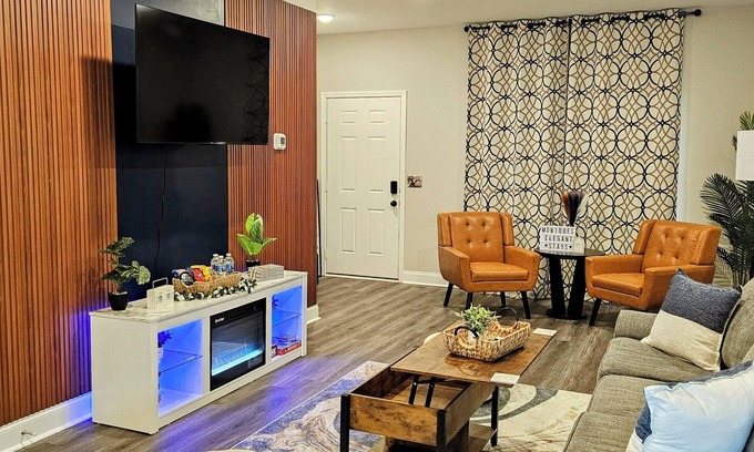 Clarksville Casa | 2-bedroom townhome with WiFi. Close to Army base and Hwy. 45 mins to Nashville.