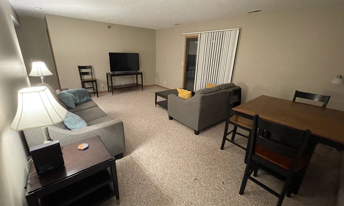 Malcolm Apartamento | 2 Bedroom whole apartment close to Lincoln unit 7. Close to Branched Oak Lake.
