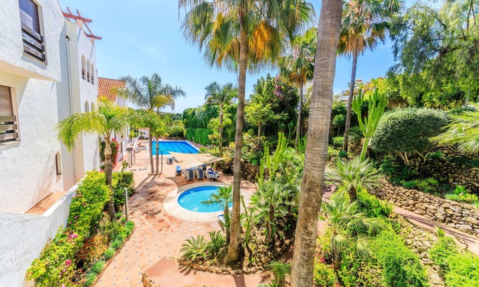 Nueva Andalucia Apartamento | 2 dormitorios, 2 baños en urbanización cerrada con piscina, Marbella, Puerto Banus