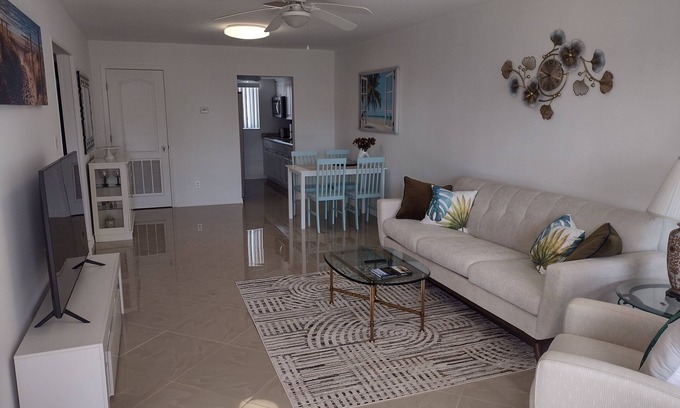 Daytona Beach Apartamento | 2-beds apartment in quiet area in Daytona Beach with WiFi, Playground and more.
