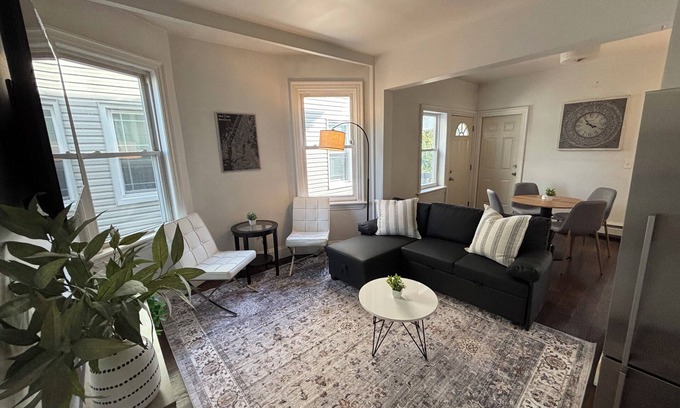 Bayonne Apartamento | 2 BR 15 Min to NYC: Parking, Pets OK, Laundry