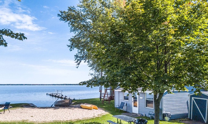 Houghton Lake Complejo | 2 BR Cabin Only 7 Steps from the Lake