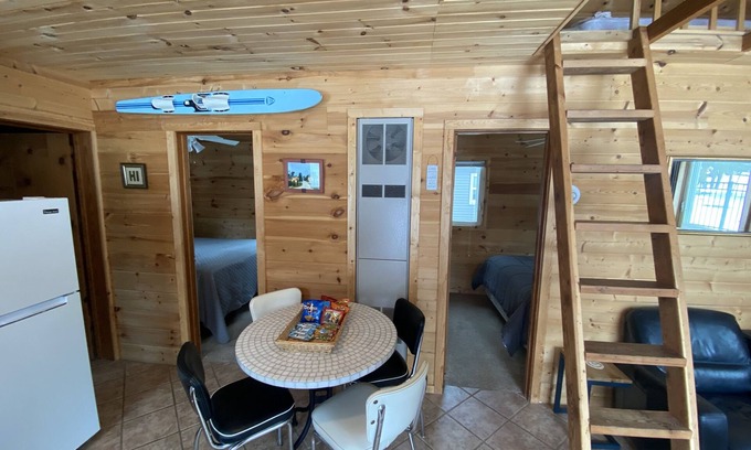 Beulah Cabina | Cabaña con playa privada en Crystal Lake. A pie de tiendas y restaurantes Beulah!
