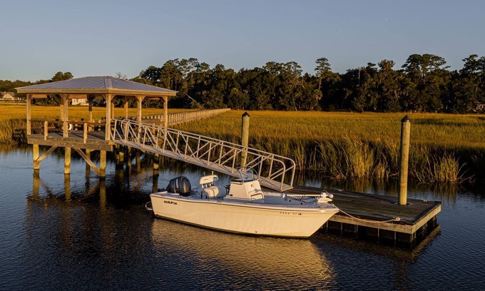 Darien Casa | 2-BR Fisherman's Quarters w/ docks, pool, and firepit on Emma's Driftwood Farm