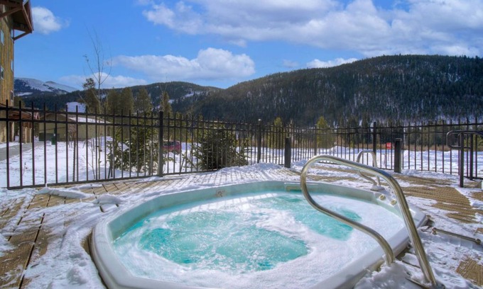 Lakeside Village Condominio | 2 BR Mountain Getaway + Hot Tub Access