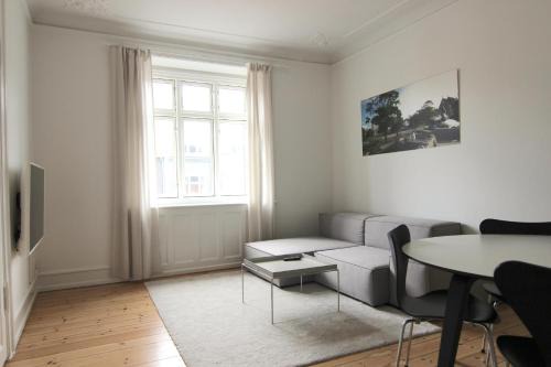 Frederiksberg C Apartamento | 2-BR w a balcony in Frederiksberg C - 189