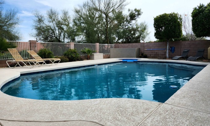 Sun City Casa | 2 Car Garage Tesla Charger KING BEDS 2 Master Suites Hot Tub Pool