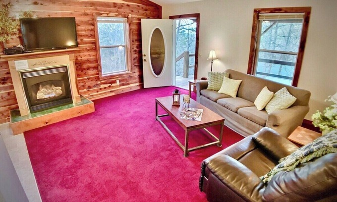 Eureka Springs Cabina | #2 Charming Cabin/Home - Giant Spa Tub, Family/Pet Friendly - Cedar Creek Cabins
