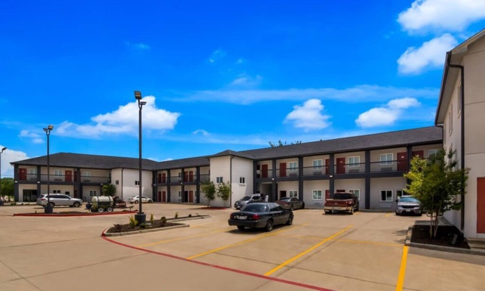 Forest Hill Hotel | 2 Cozy Two Queen Rooms, Scottish Inns, Ideal for Families Visiting Fort Worth