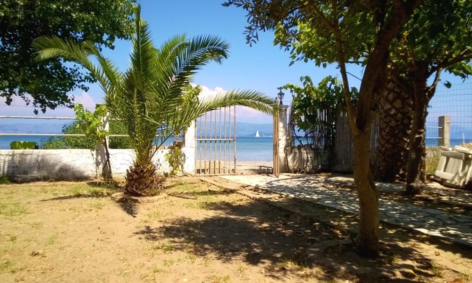 Kavos Apartamento | 2 cute sea view Studios X 2 on the beach in Corfu