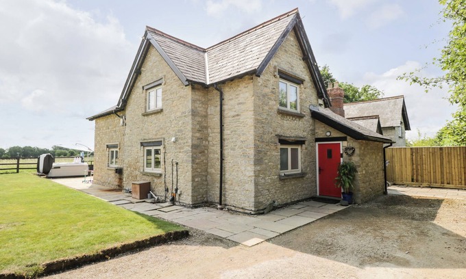 Bicester Casa | 2 DEWARS FARM COTTAGES, pet friendly in Middleton Stoney