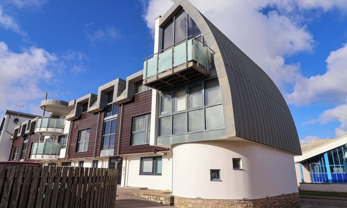 West Bay Cabaña | 2 DRIFTWOOD, family friendly, country holiday cottage in West Bay