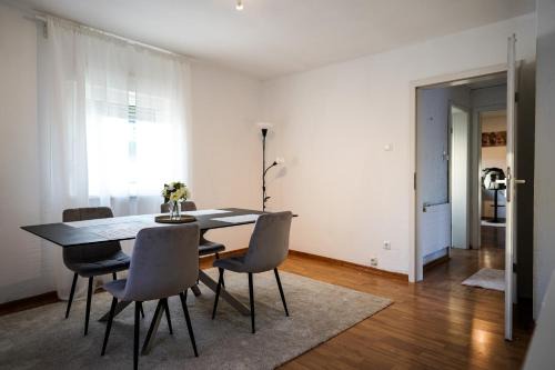 Kaiserslautern Apartamento | 2-geschossiges Comfort Apartment mit Balkon, Netflix und großzügiger Küche für Teams und Familien