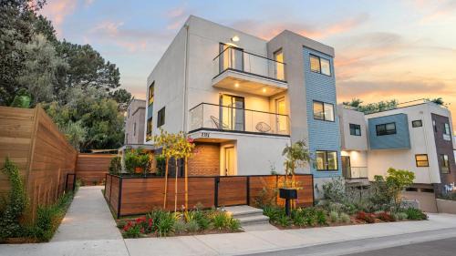 Point Loma Heights Casa | 2 Homes in San Clemente by AvantStay Sleeps 26, Steps from Sunset Cliffs, Ocean Beach & Dining