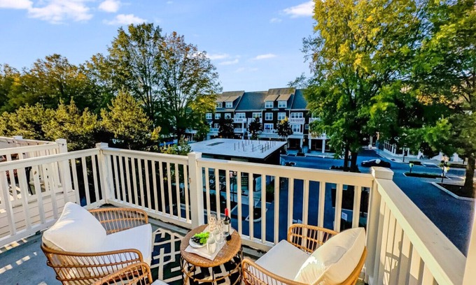 Huntersville Apartamento | 2-King-Bd, Shop-Eat-Work-Play 'Birkdale Promenade'