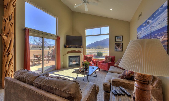 Moab South Valley Casa | Vistas increíbles de Rim Village, 2 camas King, piscina (estacional) y spa, cerco sur