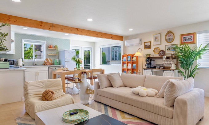 Ballard Apartamento | 2 King Modern Suite w/ AC and Fenced Yard