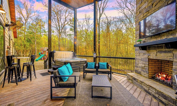 Hochatown Cabina | 2 Kings, Playset, Hot Tub & Games in Hochatown
