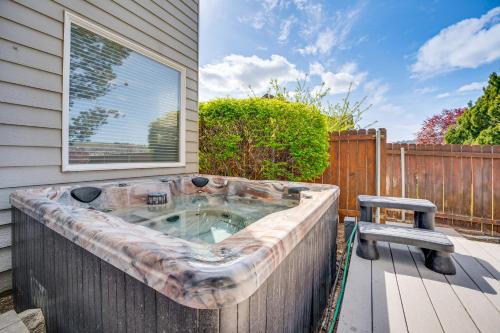 South Richland Casa | 2 Mi to Badger Mountain Hot Tub Haven!
