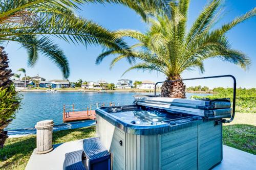 Spring Hill Casa | 2 Mi to Beach Canal-Front Home in Hernando Beach
