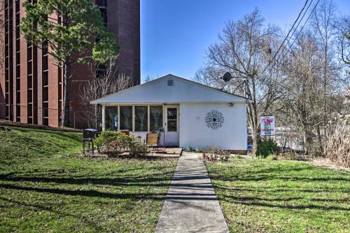 Knoxville Casa | 2 Mi to Downtown Knoxville Cozy Home with Patio