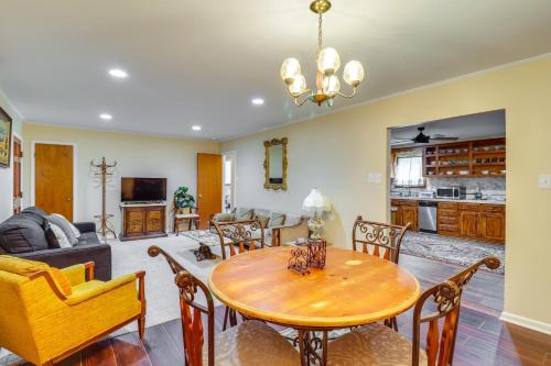 Natchez Casa | 2 Mi to Dtwn Natchez Cozy Home with Yard and Patio!