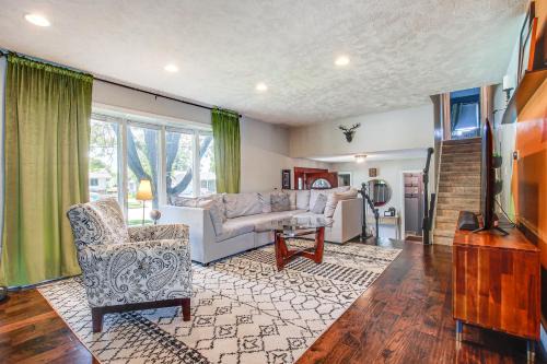 Oshkosh Casa | 2 Mi to Dtwn Oshkosh Canal-Front Family Getaway!