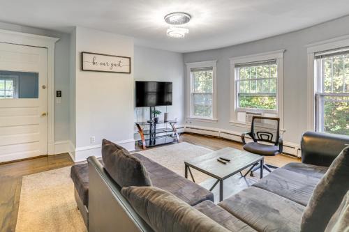 Lowry Hill East Apartamento | 2 Mi to Dtwn! Walkable Minneapolis Apt with Deck