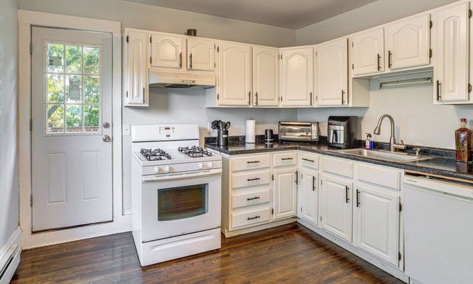 Lowry Hill East Apartamento | 2 Mi to Dtwn! Walkable Minneapolis Apt w/Deck