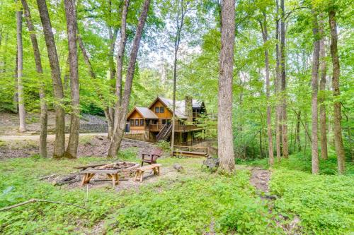 Wears Valley Casa | 2 Mi to GSMNP Peaceful and Scenic Cabin with Deck