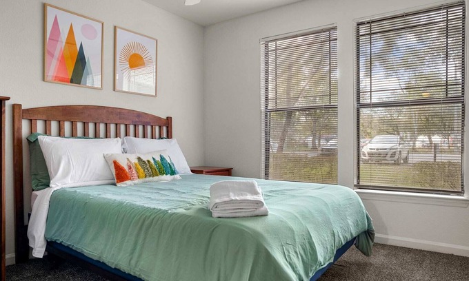 Bearss Plaza Apartamento | 2 MI to USF! Pet Friendly! Pool and Gym!