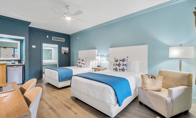 Crystal Beach Hotel | 2 camas tamaño queen en Beachside Inn Hotel **