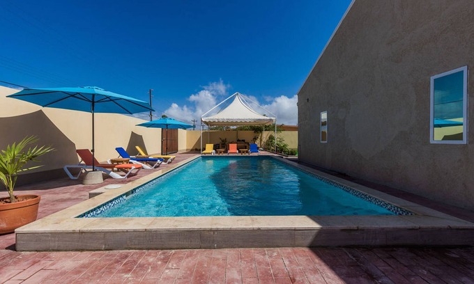 Opal Apartamento | 2 Queen Studio w Pool BBQ Hotwater Close 2 Beach