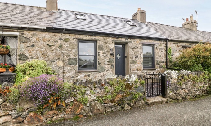 Groeslon Cabaña | 2 RHOSLYN, family friendly, character holiday cottage in Groeslon