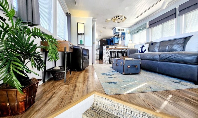 West Monroe Alquiler De Eote | 2 Story Houseboat seeking a captain! Fish/Pets OK