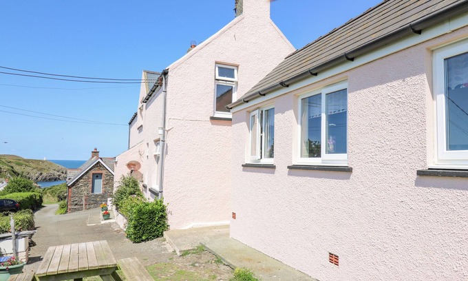 Porthgain Cabaña | 2 SUNNY HILL, character holiday cottage, with a garden in St Davids