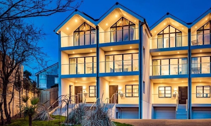 Porth Casa | 2 The Strand sleeps 8 guests, footsteps from Porth beach