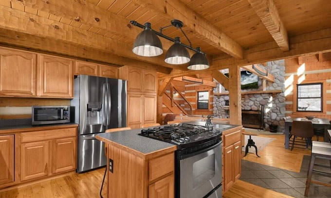 Lancaster Cabina | 20 Person Lodge! Secluded with Views! Hot Tub, Firepit, WBFP! Pet Friendly
