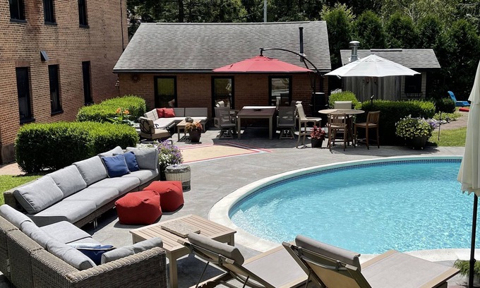Buckingham Lake - Crestwood Otro | 200 yr old Historic Farmhouse in Walkable City Neighborhood - 35 min to Saratoga