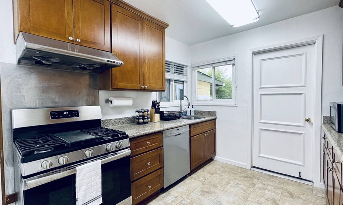 North Central Casa | 205 Central Cozy 3B1b home in San Mateo/garage parking