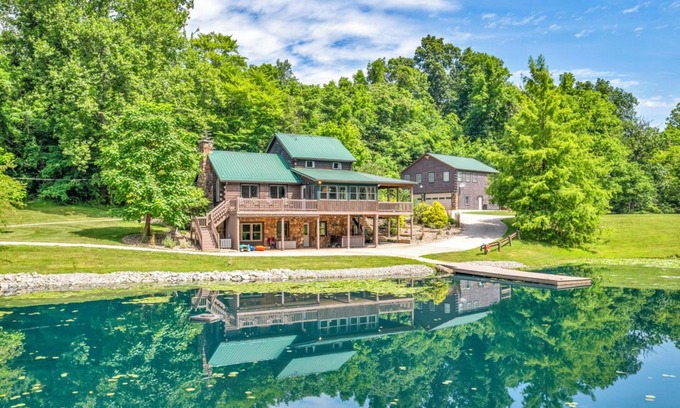 Senecaville Cabina | 22-Guest Retreat | Spa, Theater, Nature, Games