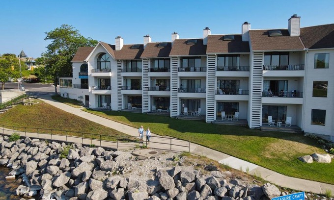 Charlevoix Casa | 223 Edgewater Inn