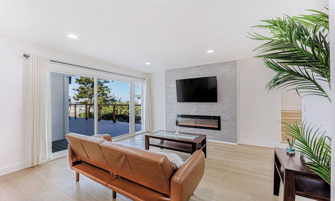 South San Mateo Apartamento | 246A- Modern 3B2B w/ Deck & View by Hillsdale Mall