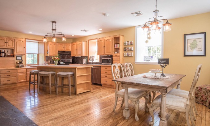 Pequea Casa | Casa de piedra de 250 años con arroyo en el país de Amish!