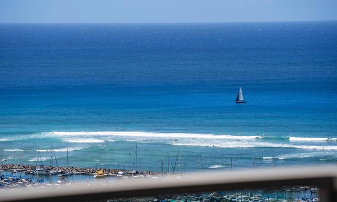 Ala Moana Condominio | 29th floor studio with two full size beds