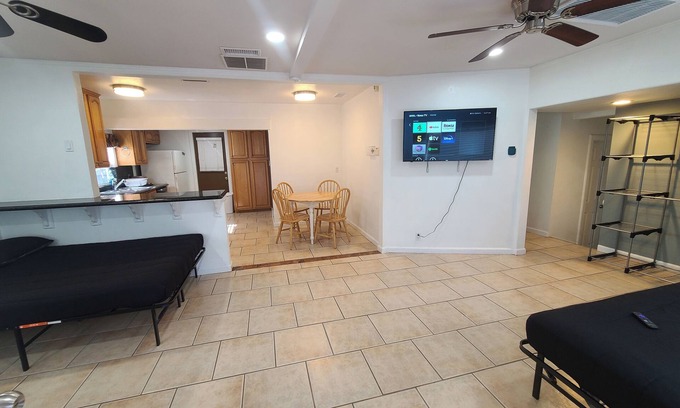 West Carson Apartamento | 2B Luxurious Villa DTLA Disney Beach Freeway LAX Free Wifi Laundry Cozy Clean