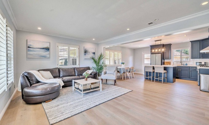 Monrovia Casa | 2b1b Charming House|Spacious Backyard|BBQ Area|Washer & Dryer #42339